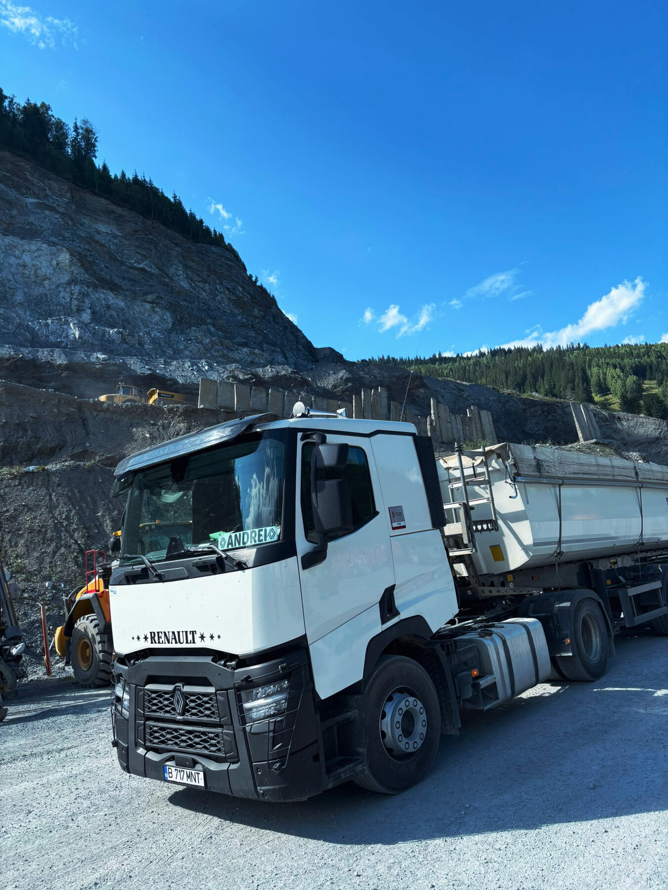 Autocamion Renault MIHOT în carieră